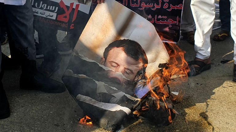 Des manifestants brûlent un portrait du président français Emmanuel Macron à Tripoli 