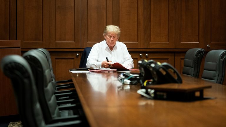 Le président Donald J.Trump dans sa salle de conférence du centre médical militaire national Walter Reed à Bethesda, dans le Maryland, le samedi 3 octobre 2020, après avoir été testé positif au COVID-19.  (Photo officielle de la Maison Blanche par Joyce N. Boghosian) 