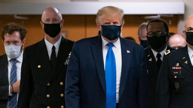 Trump enfile des masques lors d'une visite dans un établissement médical militaire