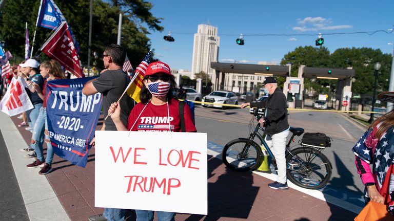Les partisans du président américain Donald Trump se rassemblent devant le centre médical militaire national Walter Reed le 3 octobre 2020 à Bethesda, Maryland