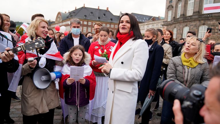 La chef de l'opposition biélorusse Sviatlana Tsikhanouskaya participe à une manifestation organisée par Friends of Belarus à Copenhague, Danemark, le 23 octobre 2020. Emil Helms / Ritzau Scanpix / via REUTERS ATTENTION AUX RÉDACTEURS - CETTE IMAGE A ÉTÉ FOURNIE PAR UN TIERS.  DANEMARK OUT.  AUCUNE VENTE COMMERCIALE OU ÉDITORIALE AU DANEMARK.
