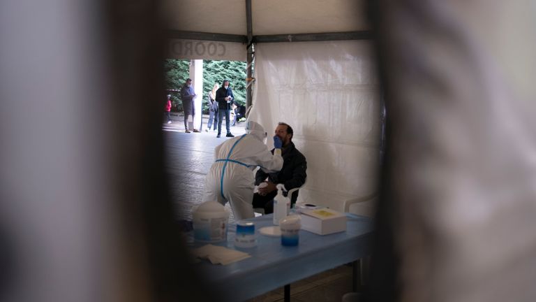 Un homme fait un test à Turin