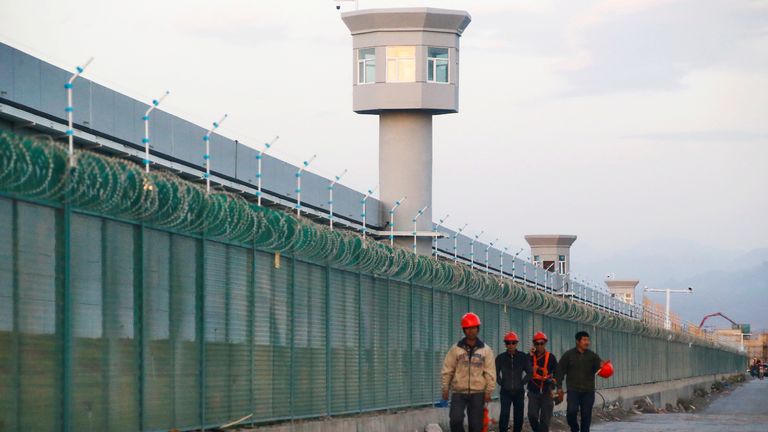 La clôture périphérique de ce qui est officiellement connu comme un centre de formation professionnelle au Xinjiang, où des musulmans ouïghours sont détenus