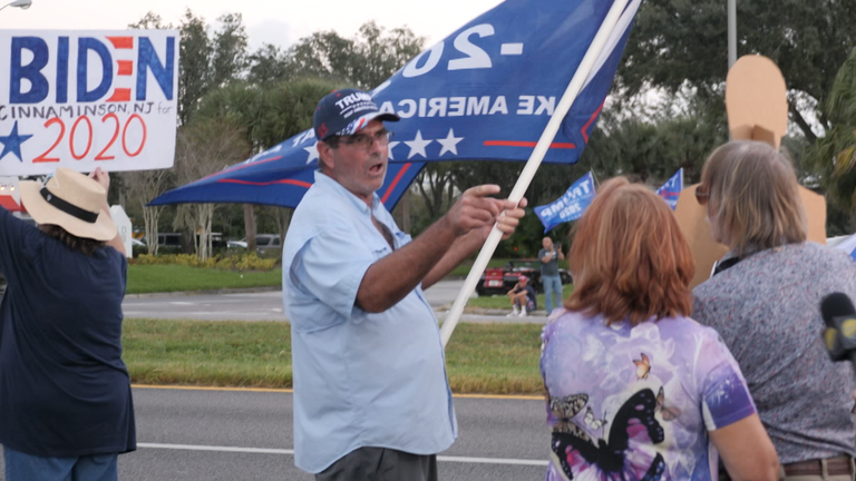 En dehors d'un rassemblement de Joe Biden à Tampa, de petits groupes de démocrates et de républicains se sont affrontés