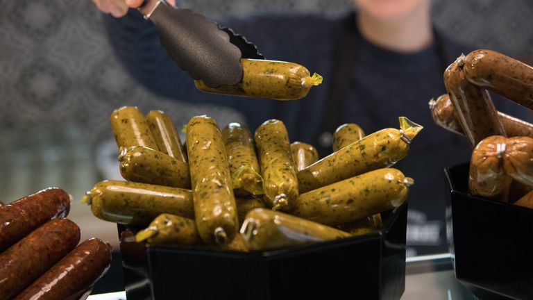BERLIN, ALLEMAGNE - 25 JANVIER: La propriétaire Sarah Pollinger pose dans sa boucherie végétalienne Vetzgerei où les saucisses végétaliennes sont affichées le 25 janvier 2018 à Berlin, Allemagne.  La boucherie, conçue par Miriam Engelkamp, ​​propose de la charcuterie et des pâtes à tartiner à base de seitan et de tofu.  Étant donné que la nourriture végétalienne et végétarienne est une tendance croissante, de plus en plus de magasins se spécialisent dans les produits à base de plantes pures comme alternative aux aliments conventionnels.  (Photo par Steffi Loos / Getty Images)
