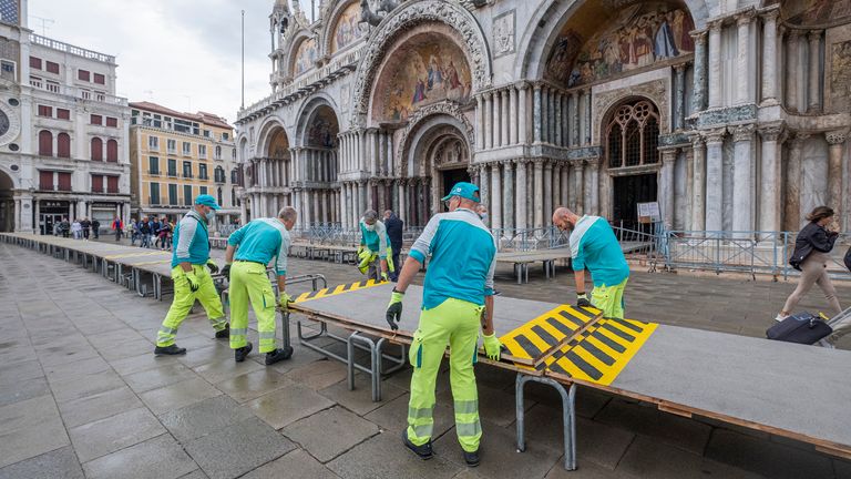 Des passerelles surélevées ont été installées sur la place Saint-Marc avant les fortes pluies