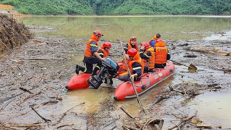 Le personnel de recherche et de sauvetage vietnamien tente de sauver le projet hydroélectrique de Huong Dien après des glissements de terrain