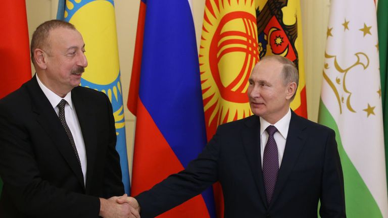 Le président russe Vladimir Poutine, à droite, est vu avec l'Ilham Aliyev de l'Azerbaïdjan en décembre de l'année dernière