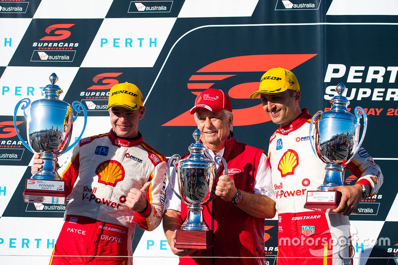 Perth, 2017, et le vainqueur de la course Scott McLaughlin et le second Fabian Coulthard, copropriétaire de l'équipe de flanc, Roger Penske.