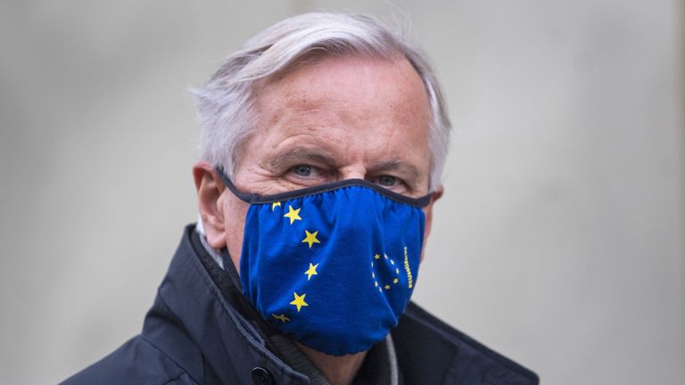 Le négociateur en chef de l'UE, Michel Barnier, retourne à son hôtel à Westminster après avoir quitté les réunions de Victoria Street, à Londres, lors d'une pause dans les pourparlers alors que les efforts se poursuivent pour conclure un accord commercial post-Brexit.