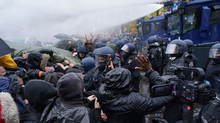 Des canons à eau ont été tirés alors que la police anti-émeute repoussait les manifestants