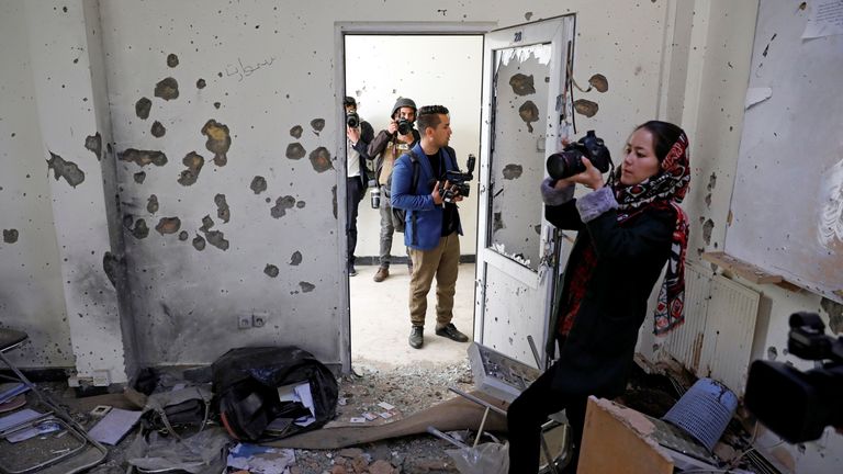Des journalistes afghans filment à l'intérieur d'une salle de classe après l'attaque d'hier à l'université de Kaboul, en Afghanistan, le 3 novembre 2020. REUTERS / Mohammad Ismail