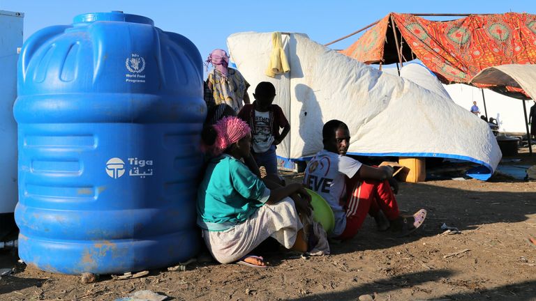 Réfugiés qui ont fui le conflit dans la région éthiopienne du Tigré au centre d'accueil de Hamdayet, dans la ville frontalière de Hamdayet, au Soudan.  Photo: Leni Kinzli / EPA-EFE / Shutterstock
