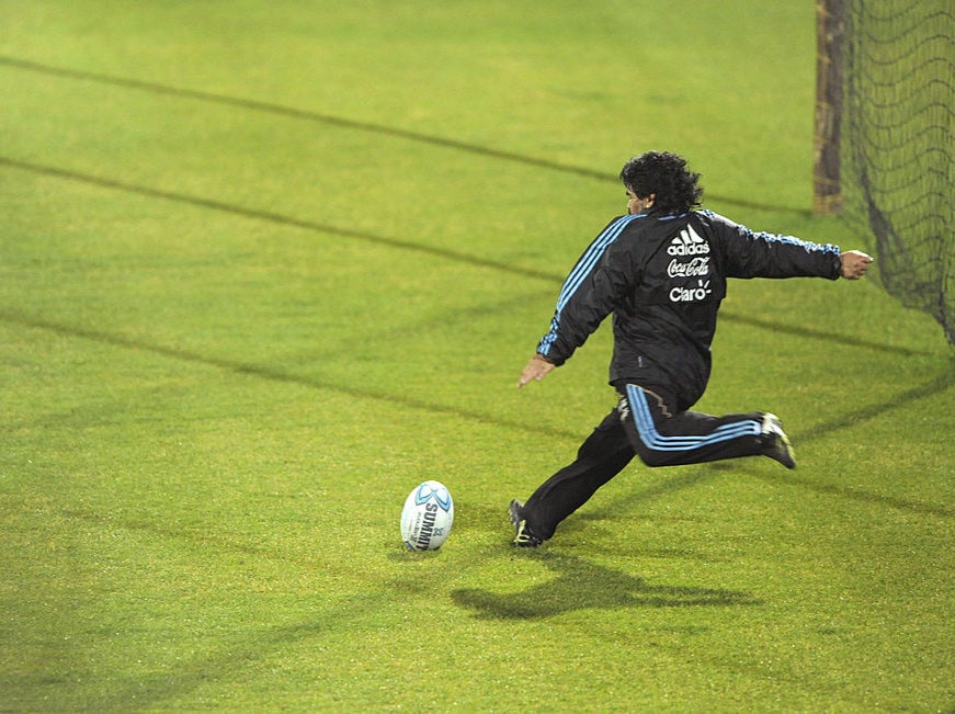 Diego Maradona: l’Argentine jouera avec passion pour honorer le regretté «  roi du monde  », déclare l’entraîneur Mario Ledesma