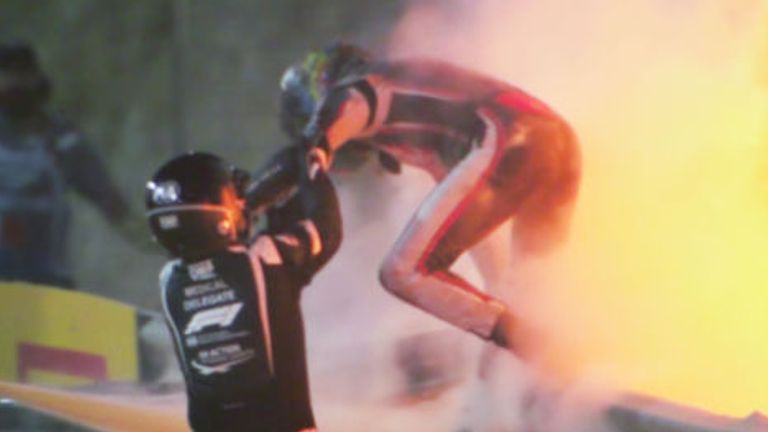 BAHREIN, BAHREIN - 29 NOVEMBRE: Romain Grosjean de France et Haas F1 est représenté sur un écran échappant à son crash lors du Grand Prix F1 de Bahreïn sur le circuit international de Bahreïn le 29 novembre 2020 à Bahreïn, Bahreïn.  (Photo par Peter Fox / Getty Images)
