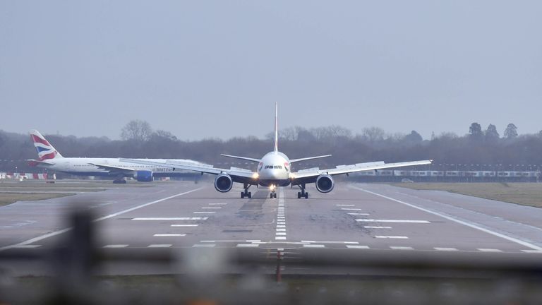 Un avion de British Airways atterrit à l'aéroport de Gatwick, qui avait été fermé après que des drones aient été repérés au-dessus de l'aérodrome mercredi soir et tout au long de jeudi.