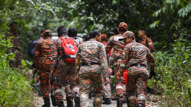 Des membres de l'équipe de sauvetage malaisienne participent à une opération de recherche et de sauvetage pour la Franco-Irlandaise de 15 ans disparue, Nora Quoirin, à Seremban, le 7 août 2019. - Un hélicoptère et des dizaines de personnes ont été déployés le 7 août le troisième jour. d'une recherche d'un adolescent londonien vulnérable qui a disparu d'une station balnéaire malaisienne, a annoncé la police.  (Photo de Mohd RASFAN / AFP) (Le crédit photo doit se lire MOHD RASFAN / AFP / Getty Images)
