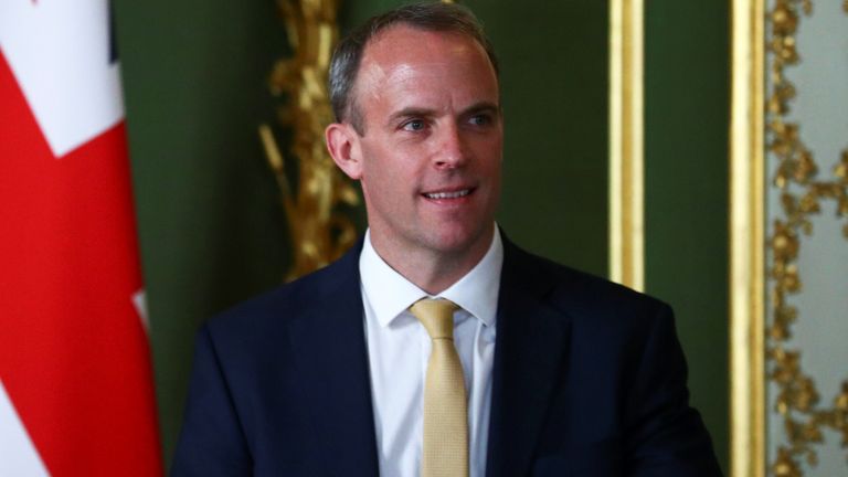 Londres, ANGLETERRE - 21 JUILLET: Le ministre britannique des Affaires étrangères, Dominic Raab, prend la parole lors d'une conférence de presse conjointe avec le secrétaire d'État américain Mike Pompeo à Lancaster House le 21 juillet 2020 à Londres, en Angleterre.  (Photo par Hannah McKay - Piscine WPA / Getty Images)