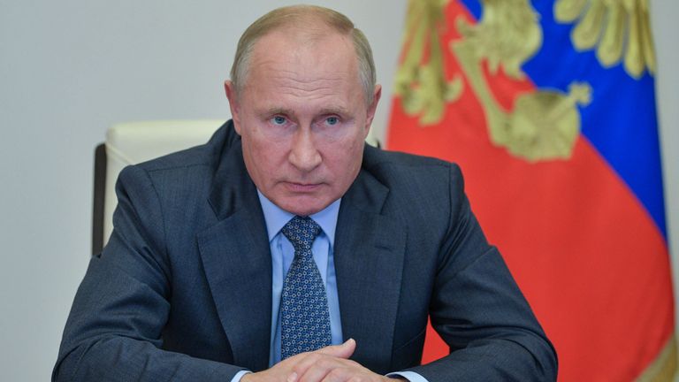Le président russe Vladimir Poutine préside une réunion sur les interventions d'urgence en cas d'incendie dans la région de Riazan, par téléconférence, à la résidence de Novo-Ogaryovo, à l'extérieur de Moscou, le 8 octobre 2020 (Photo par Alexei Druzhinin / Spoutnik / AFP) (Photo par ALEXEI DRUZHININ / Spoutnik / AFP via Getty Images)