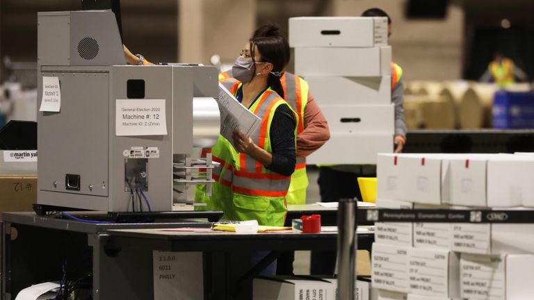 PHILADELPHIE, PA - 03 NOVEMBRE: Les travailleurs électoraux comptent les bulletins de vote le 3 novembre 2020 à Philadelphie, Pennsylvanie.  Après un taux de participation anticipé record, les Américains se sont rendus aux urnes aujourd'hui le dernier jour pour voter pour le président américain sortant Donald Trump ou le candidat démocrate Joe Biden à l'élection présidentielle de 2020.  (Photo de Spencer Platt / Getty Images)