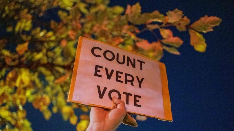 Un manifestant tient un signe du compte à chaque vote lors de la manifestation contre le racisme et les problèmes avec l'élection présidentielle après à Minneapolis, Minnesota, le 4 novembre 2020. - Les démocrates et les républicains se sont ceignés le 4 novembre pour une confrontation légale pour décider du vainqueur de la course présidentielle serrée entre le républicain Donald Trump et le démocrate Joe Biden.  (Photo par Kerem Yucel / AFP) (Photo par KEREM YUCEL / AFP via Getty Images)