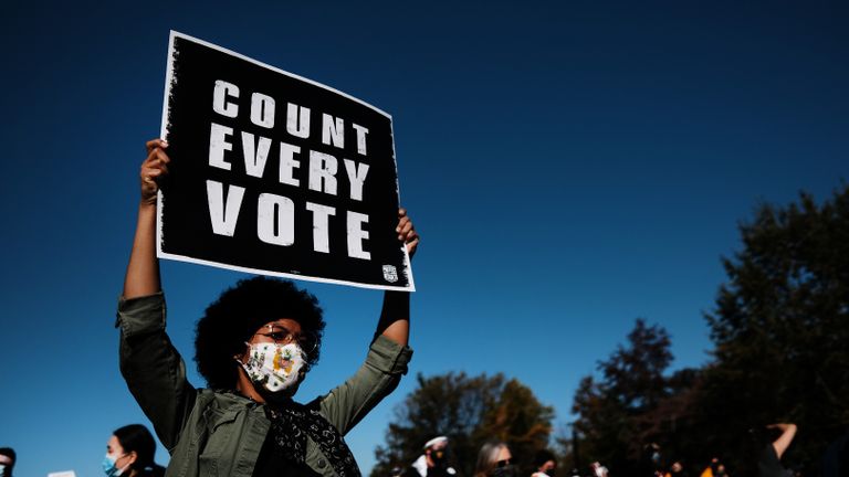PHILADELPHIE, PENNSYLVANIE - 4 NOVEMBRE: Les gens participent à une manifestation en faveur du décompte de tous les votes, car l'élection en Pennsylvanie n'est toujours pas résolue le 4 novembre 2020 à Philadelphie, Pennsylvanie.  En l'absence de vainqueur déclaré à l'élection présidentielle hier soir, tous les yeux sont rivés sur le résultat dans quelques États swing restants pour déterminer si Donald Trump aura encore quatre ans ou si Joe Biden deviendra le prochain président des États-Unis.  Le dépouillement des bulletins de vote en Pennsylvanie s'est poursuivi toute la nuit sans qu'aucun gagnant n'ait encore été annoncé.  (Photo de Spencer Platt / Getty Images)