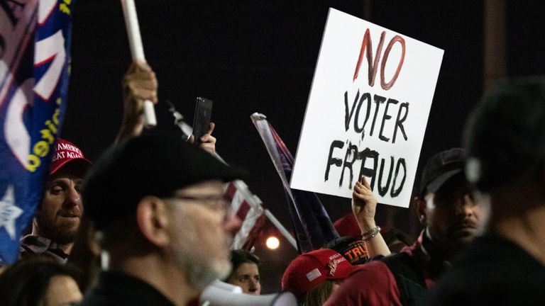 PHOENIX, AZ - 4 NOVEMBRE: Un signe de non-fraude électorale est affiché par un manifestant à l'appui du président Donald Trump au bureau du département des élections du comté de Maricopa le 4 novembre 2020 à Phoenix, Arizona.  Le rassemblement a été organisé après le vote d'hier tourné de justesse pour les démocrates dans les courses présidentielle et sénatoriale.  (Photo par Courtney Pedroza / Getty Images)