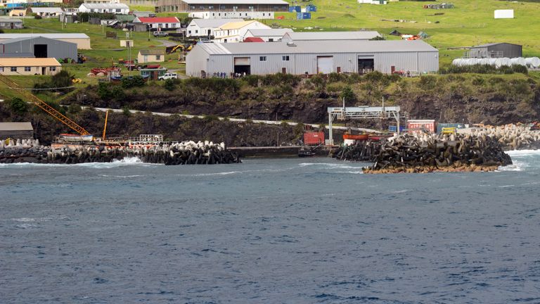Édimbourg des sept mers, Tristan da Cunha, mars 2018: familièrement appelé Tristan, c'est à la fois un groupe isolé d'îles volcaniques dans l'océan Atlantique sud et l'île principale de ce groupe.  Pris d'un bateau de croisière.