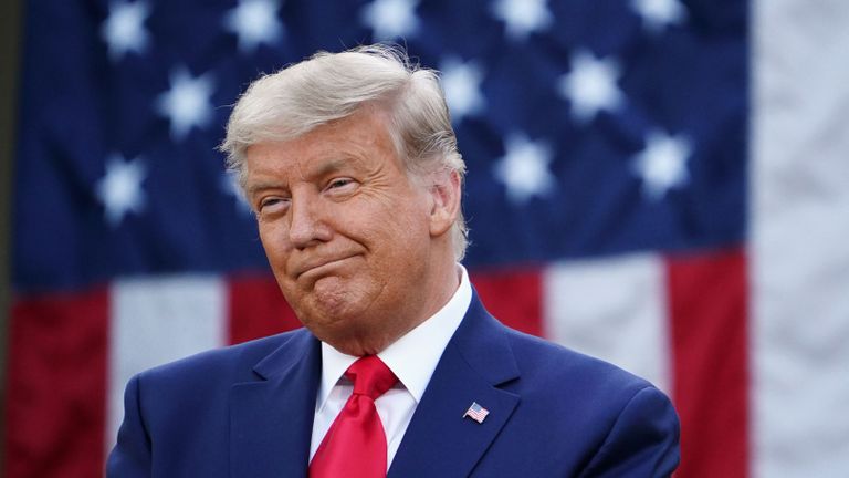 Le président américain Donald Trump regarde après avoir fait le point sur 