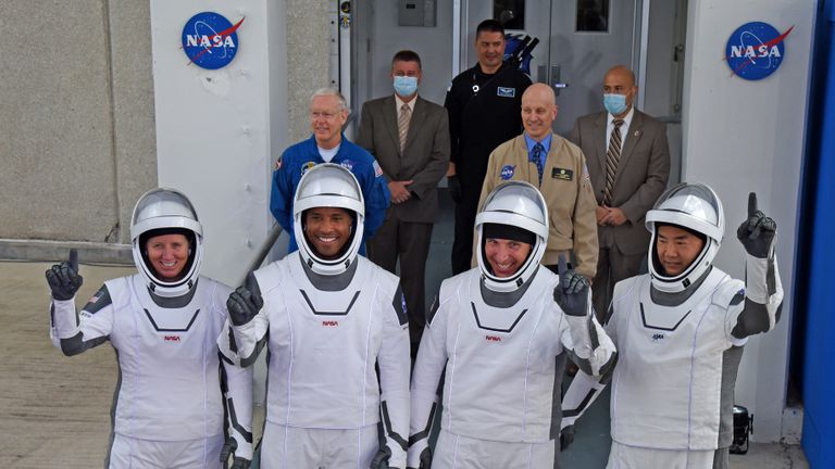 CAP CANAVERAL, FL - 15 NOVEMBRE: (LR) astronautes de la NASA, spécialiste de mission Shannon Walker, pilote de véhicule Victor Glover, commandant Mike Hopkins et spécialiste de mission de l'Agence d'exploration aérospatiale du Japon (JAXA), l'astronaute Soichi Noguchi sort des opérations et contrôle Bâtiment le 15 novembre 2020 en route vers la fusée SpaceX Falcon 9 avec le vaisseau spatial Crew Dragon sur la rampe de lancement 39A au Centre spatial Kennedy le 15 novembre 2020 à Cap Canaveral, en Floride.  Cela marquera le deuxième lancement d'astronautes depuis le sol américain par la NASA et SpaceX et la première mission opérationnelle nommée Crew-1 vers la Station spatiale internationale.  (Photo par Red Huber / Getty Images)
