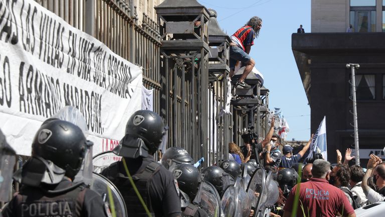 BUENOS AIRES, ARGENTINE - 26 NOVEMBRE: Des policiers tentent de placer une barricade à côté de la clôture de la Casa Rosada alors que les émeutes commencent et que les fans tentent de grimper lors des funérailles de Diego Maradona le 26 novembre 2020 à Buenos Aires, en Argentine.  Maradona est décédé d'une crise cardiaque à son domicile jeudi 25 ans à 60 ans.  Il est considéré comme l'un des meilleurs footballeurs de l'histoire et a mené son équipe nationale à la Coupe du monde en 1986. Le président argentin Alberto Fernandez a déclaré trois jours de deuil national.  (Photo par Federico Peretti / Getty Images)