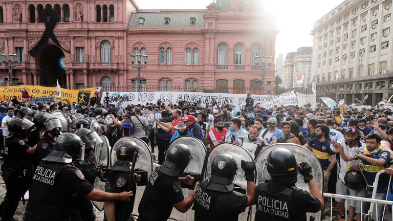 BUENOS AIRES, ARGENTINE - 26 NOVEMBRE: La police affronte les fans de Diego Maradona après les funérailles de Diego Maradona le 26 novembre 2020 à Buenos Aires, Argentine.  Maradona est décédé d'une crise cardiaque à son domicile jeudi 25 ans à 60 ans.  Il est considéré comme l'un des meilleurs footballeurs de l'histoire et a mené son équipe nationale à la Coupe du monde en 1986. Le président argentin Alberto Fernandez a déclaré trois jours de deuil national.  (Photo par Jam Media / Getty Images)