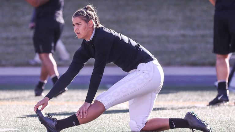COLUMBIA, MISSOURI - 28 NOVEMBRE: Sarah Fuller # 32 des Vanderbilt Commodores se réchauffe sur le terrain avant un match contre les Mizzou Tigers au Memorial Stadium le 28 novembre 2020 à Columbia, Missouri.  Fuller, une gardienne senior de l'équipe de football du championnat SEC de Vanderbilt est devenue la première femme à jouer dans un match de football Power 5 NCAA.  (Photo par Hunter Dyke / Mizzou Athletics via Getty Images)