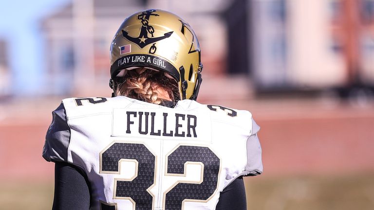 COLUMBIA, MISSOURI - 28 NOVEMBRE: Sarah Fuller # 32 des Vanderbilt Commodores marche sur le terrain avant un match contre les Mizzou Tigers au Memorial Stadium le 28 novembre 2020 à Columbia, Missouri.  Fuller, une gardienne senior de l'équipe de football du championnat SEC de Vanderbilt est devenue la première femme à jouer dans un match de football Power 5 NCAA.  (Photo par Hunter Dyke / Mizzou Athletics via Getty Images)