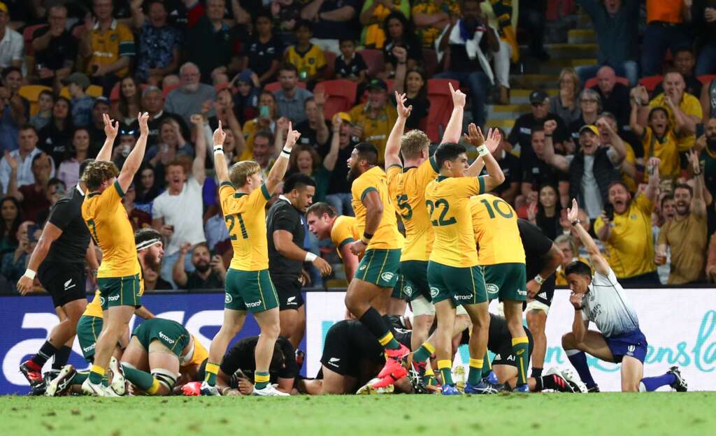 L’Australie a bouleversé la Nouvelle-Zélande pour remporter la victoire des Tri-Nations alors que les deux équipes voient le rouge