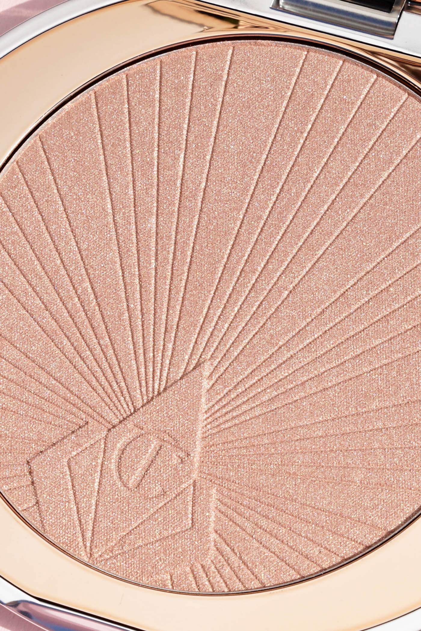 Charlotte Tilbury Hollywood Superstar Glow Highlighter critique | Le Look Book Beauté