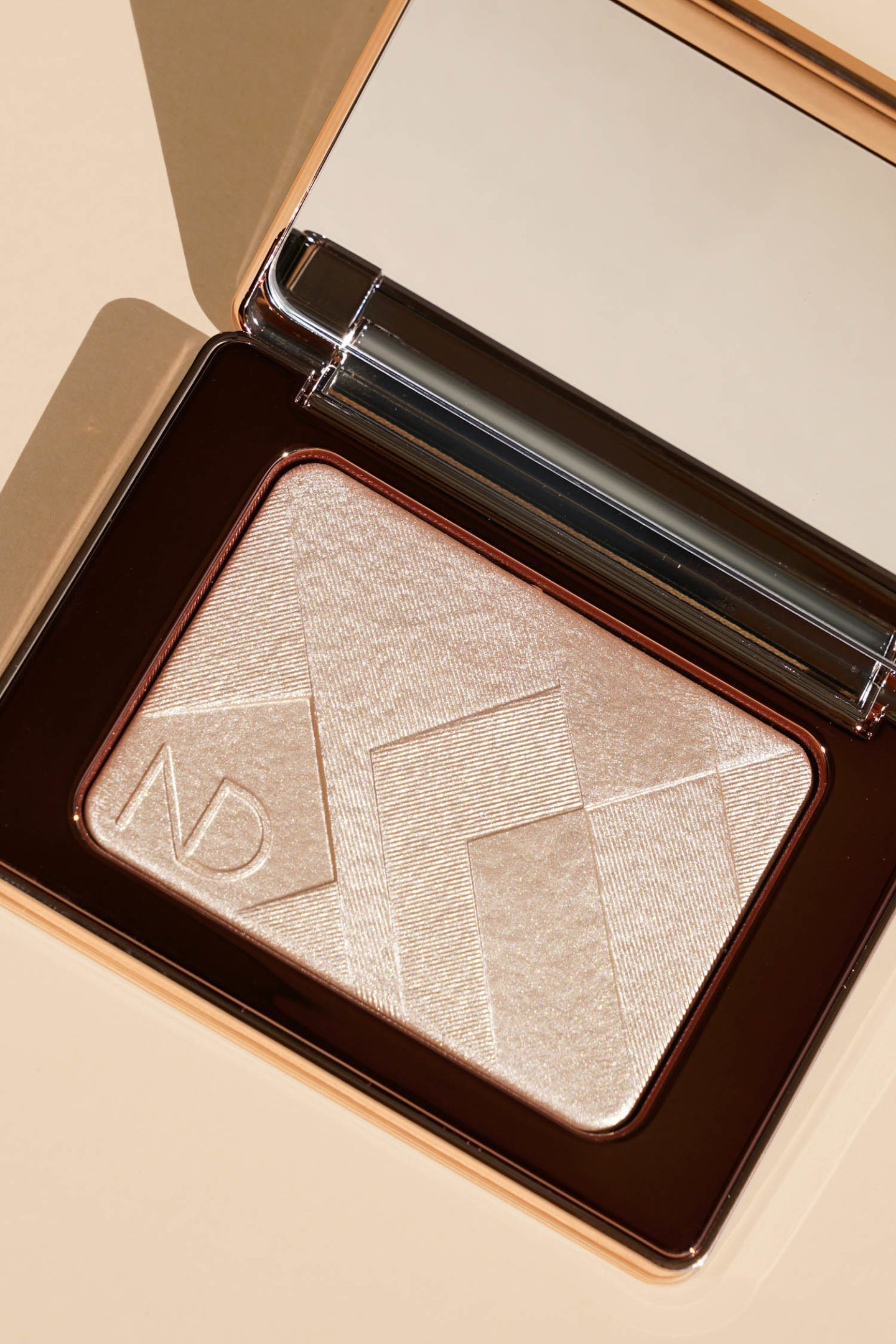 Natasha Denona J'ai besoin d'un surligneur Nude Glow | Le Look Book Beauté