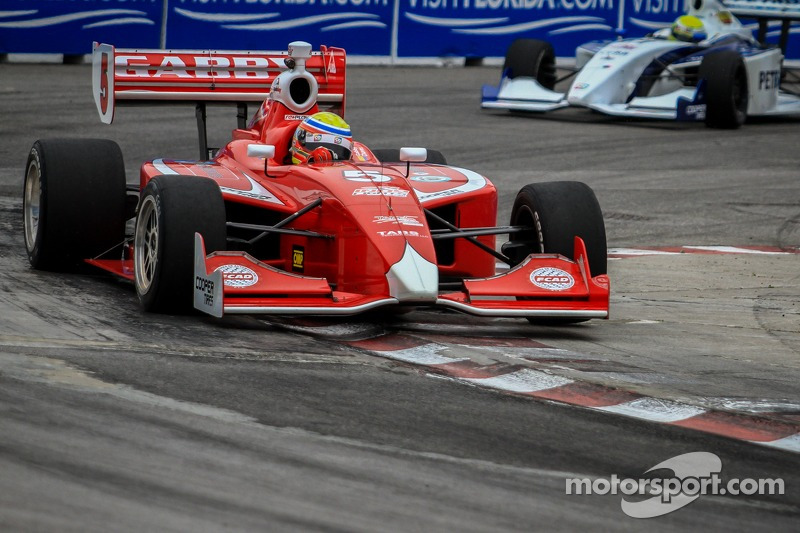 Gabby Chaves se dirige vers le championnat Indy Lights 2014.