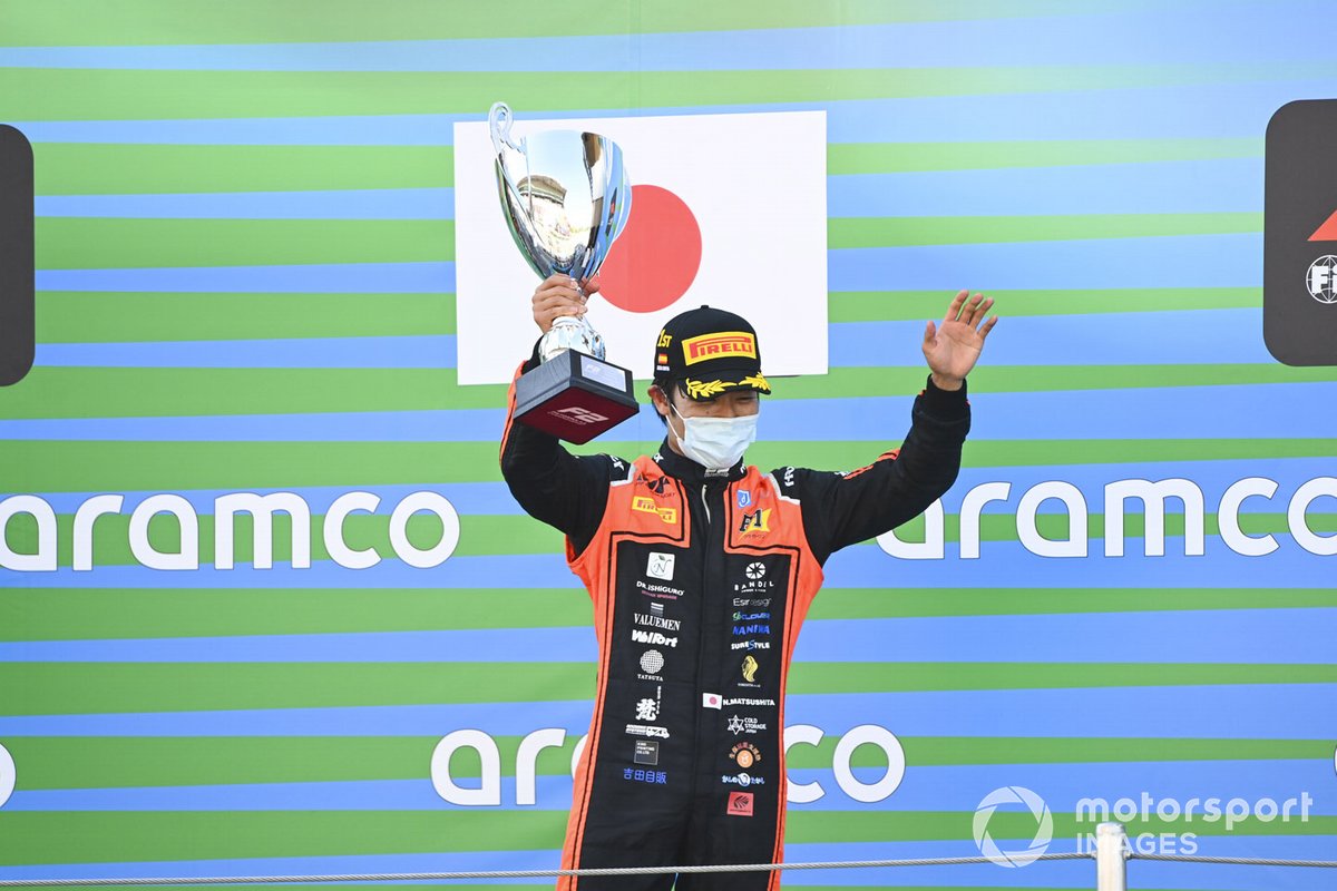 Nobuharu Matsushita, MP Motorsport, 1ère position, avec son trophée