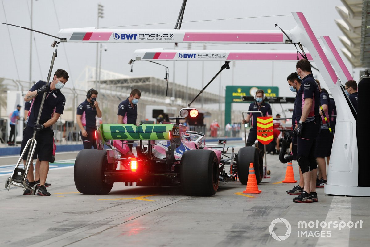 Sergio Perez, Racing Point RP20, dans la voie des stands
