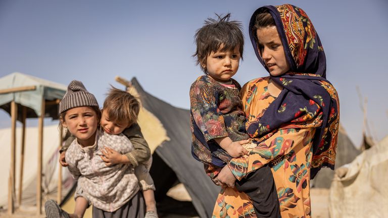 Shogofa (à droite) avec sa jeune sœur Fatima dans une colonie près de Mazar-e Sharif, en Afghanistan.  Pic: Jim Huylebroek / Save The Children

