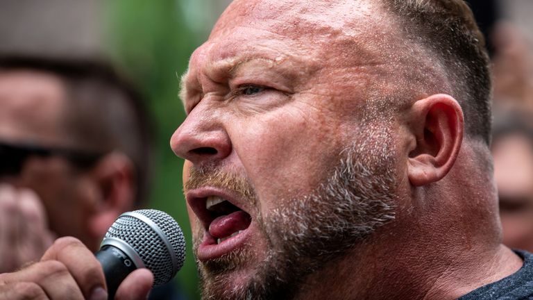 Alex Jones, l'hôte d'Inforwars, prend la parole lors d'une manifestation contre les mandats de porter des masques au milieu de l'épidémie de coronavirus (COVID-19) à Austin, Texas, États-Unis, le 28 juin 2020