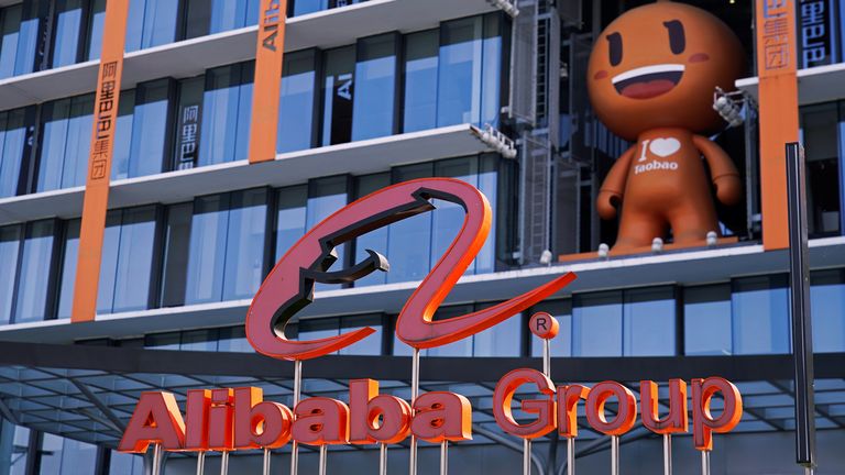 Le logo du groupe Alibaba est visible lors du festival de shopping mondial du 11.11 jour des célibataires de l'entreprise à leur siège à Hangzhou, province du Zhejiang, Chine, le 11 novembre 2020