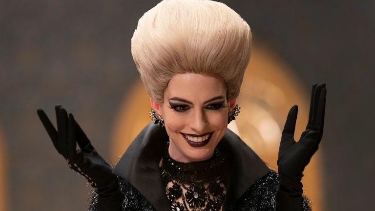 Anne Hathaway dans le rôle de Grand High Witch dans Roald Dahl's The Witches.  Pic: Warner Bros / Daniel Smith