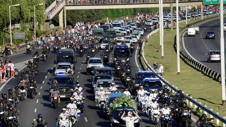 Des dizaines de véhicules ont suivi le cercueil de Maradona jusqu'au cimetière