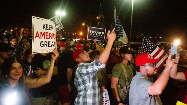 PHOENIX, AZ - 4 NOVEMBRE: Des manifestants en soutien au président Donald Trump se rassemblent pour protester contre les résultats des élections au bureau du département des élections du comté de Maricopa le 4 novembre 2020 à Phoenix, en Arizona.  (Photo par Courtney Pedroza / Getty Images)