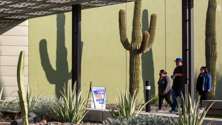 ELOY, AZ - 03 NOVEMBRE: Les électeurs arrivent au bureau de vote de l'hôtel de ville d'Eloy le 3 novembre 2020 à Eloy, Arizona.  Après un taux de participation anticipé record, les Américains se rendent aux urnes le dernier jour pour voter pour le président américain sortant Donald Trump ou le candidat démocrate Joe Biden à l'élection présidentielle de 2020.  (Photo par Courtney Pedroza / Getty Images)