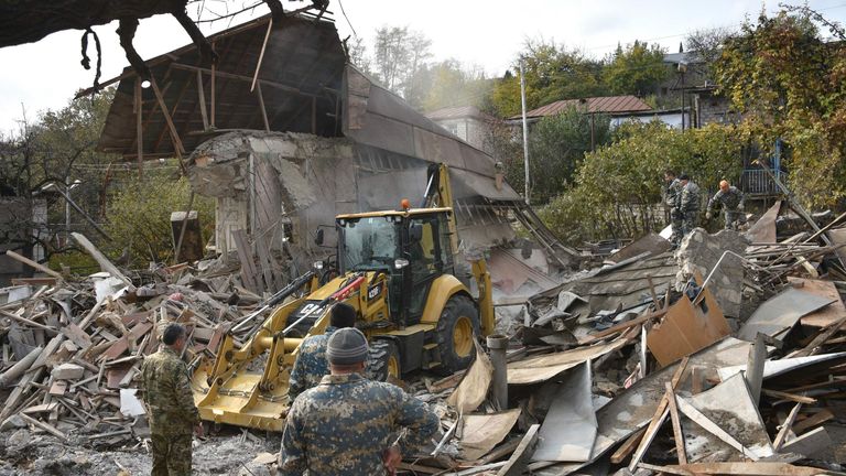 Des maisons ont été détruites par les bombardements pendant le conflit militaire en cours 