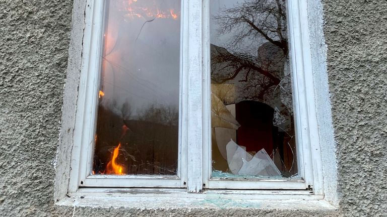 Les flammes brûlent à travers une fenêtre