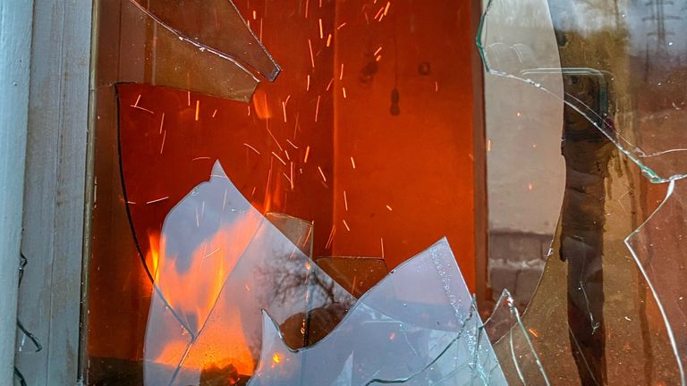 Des étincelles volent dans une propriété en feu